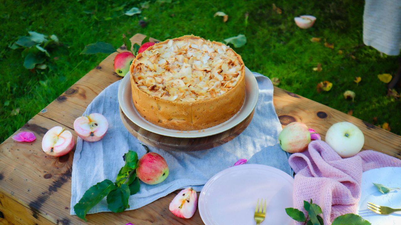 Read more about the article Sharlotka The Royal History of Europe’s Apple Sponge Cake